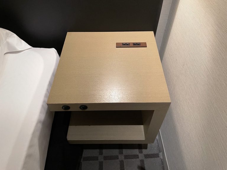 反対側(バスルーム側)のベッド横の机