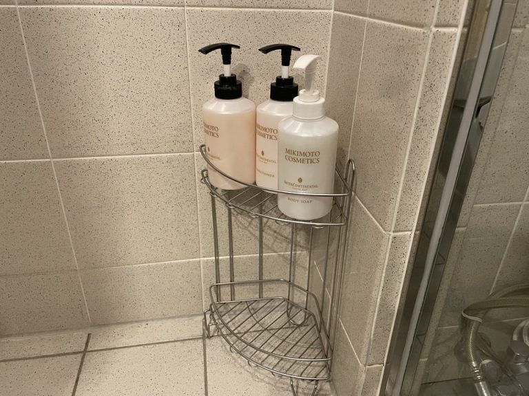 シャワーブース内のトイレタリー