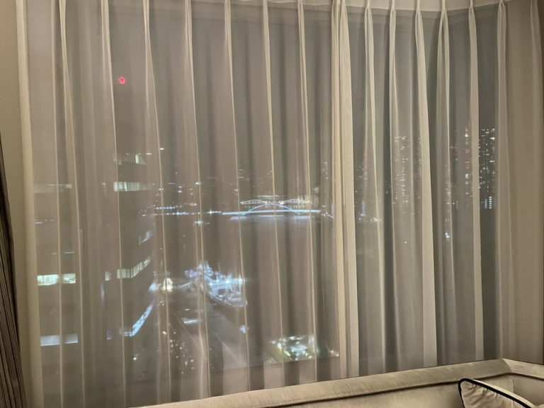 カーテン越しの窓からの夜景