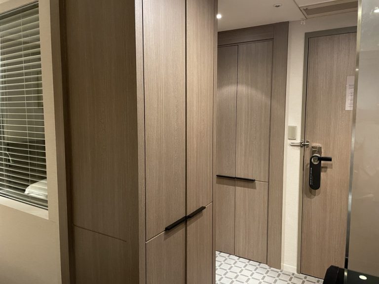 バスルームに隣接したクローゼット