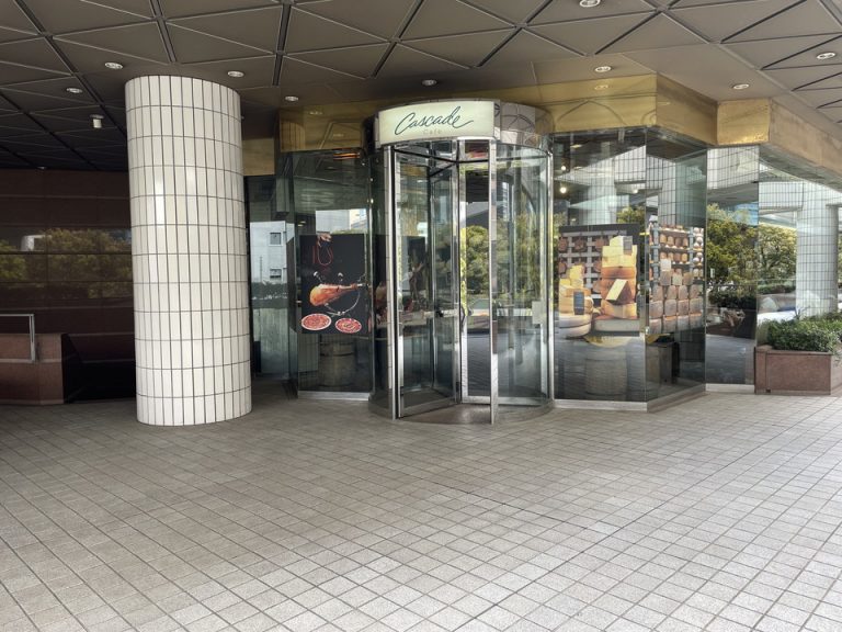 2階レストラン「カスケイドカフェ」六本木通り側玄関