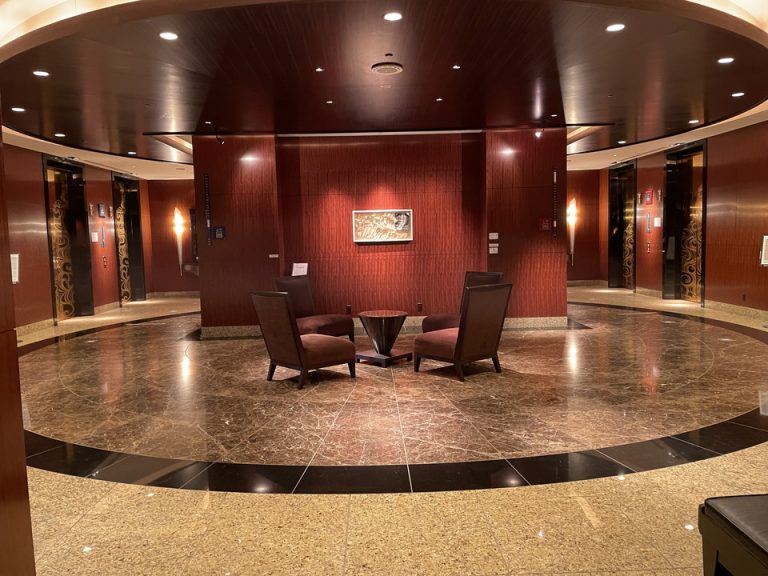 2階エレベーターホールと手前にあるソファー