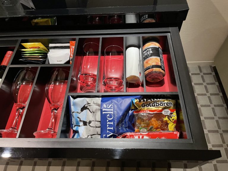 食器類棚横型引き出し内・おつまみやグラスなど