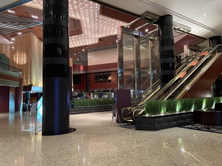 2階ロビー・上りエスカレーター付近