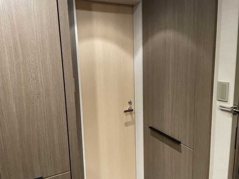 バスルーム入口ドア