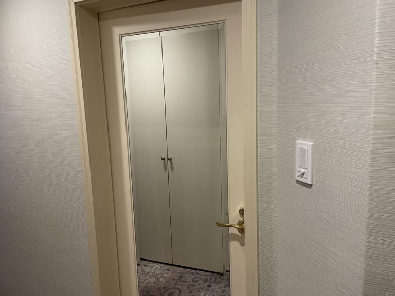 バスルーム入口ドア