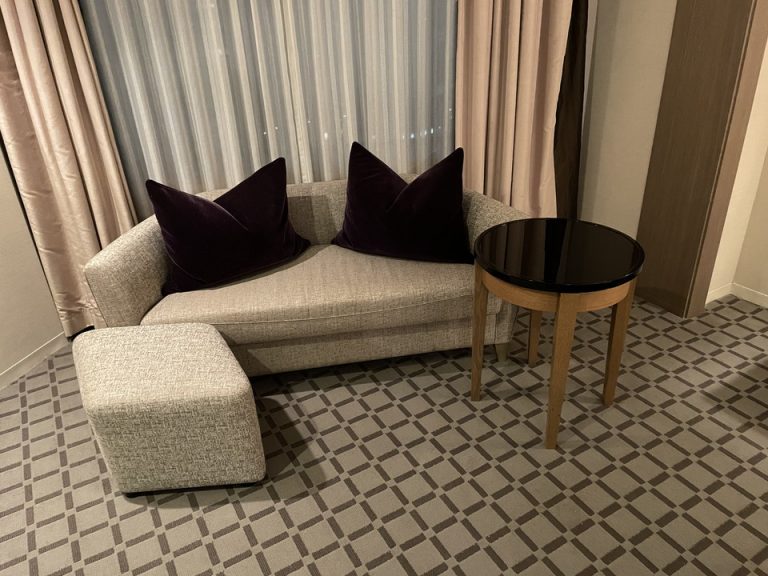 窓側のソファー