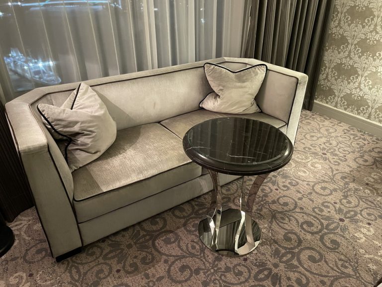 窓側のソファー