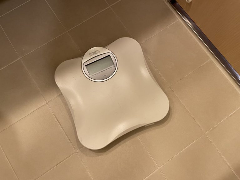 バスルーム内洗面台下床面にある体重計
