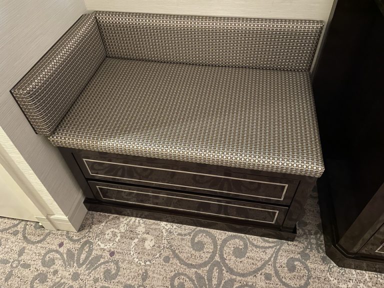 荷物置きと引き出し