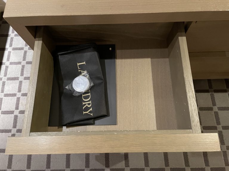 テレビ下棚引き出し内部・ランドリーバッグ、靴磨き