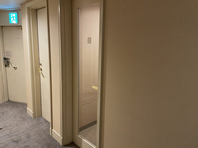 製氷機がある小部屋の入口