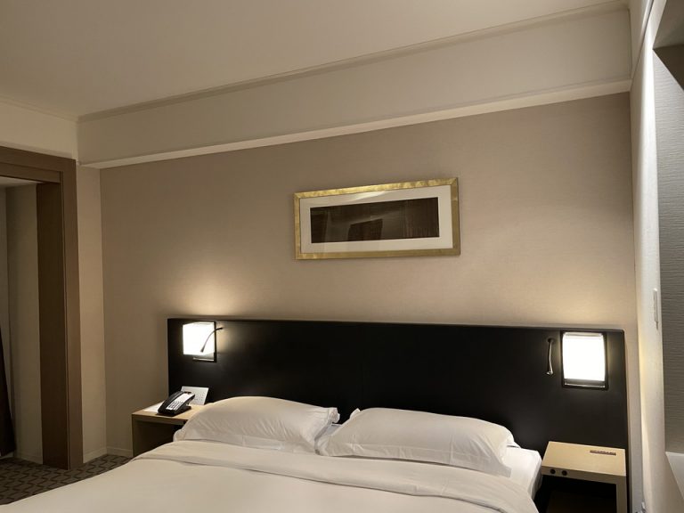 ベッド上部の壁面