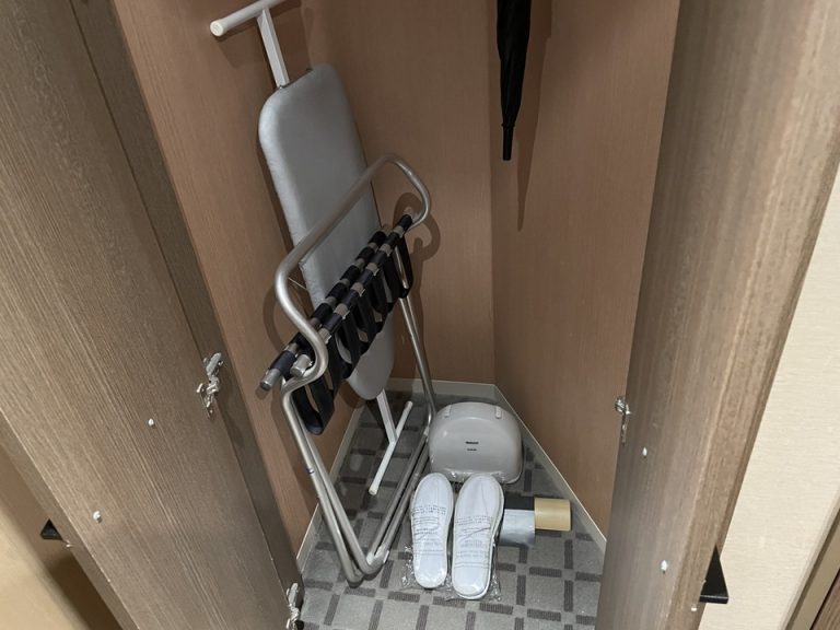 ドア側クローゼット内部下方・荷物置き台・アイロン・スリッパなど