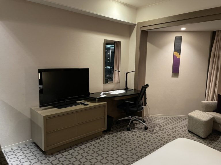 バスルーム側ベッド付近から見たテレビ・庶務机