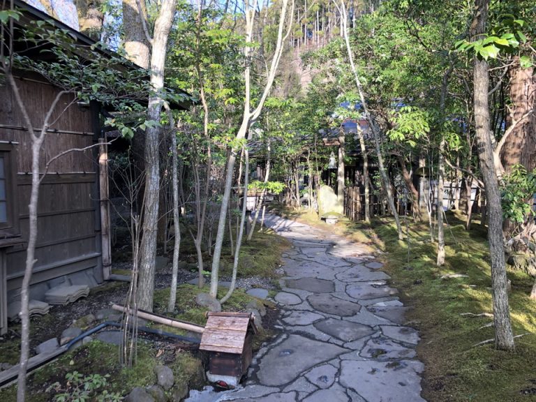 門からフロントまで