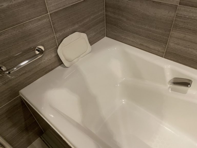 バスルーム内浴槽端に置かれた枕