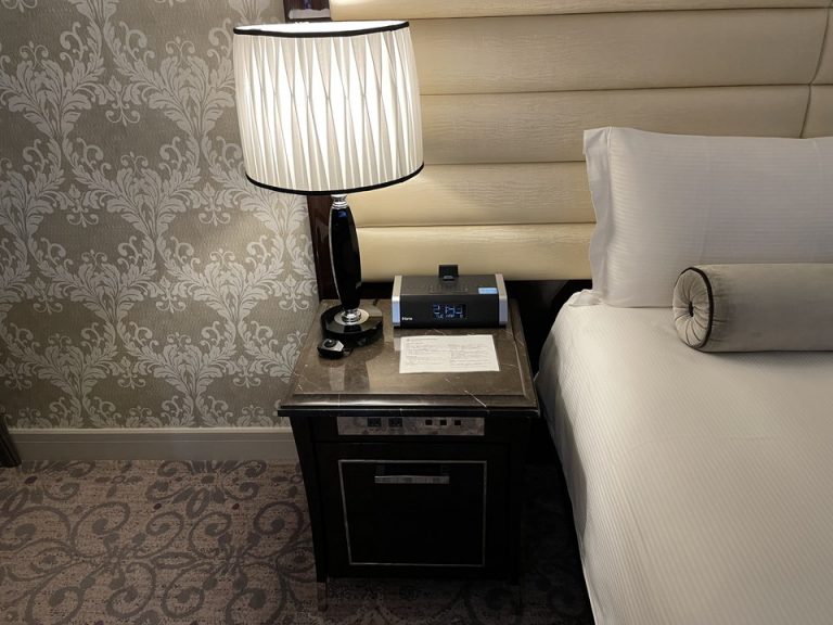 ベッド脇の棚と電気スタンド、スピーカー