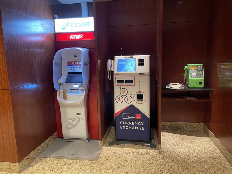 2階フロント横にあるATMと外貨両替機