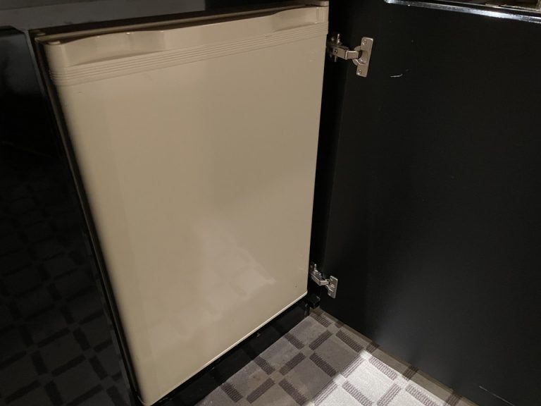 食器類棚内にある冷蔵庫