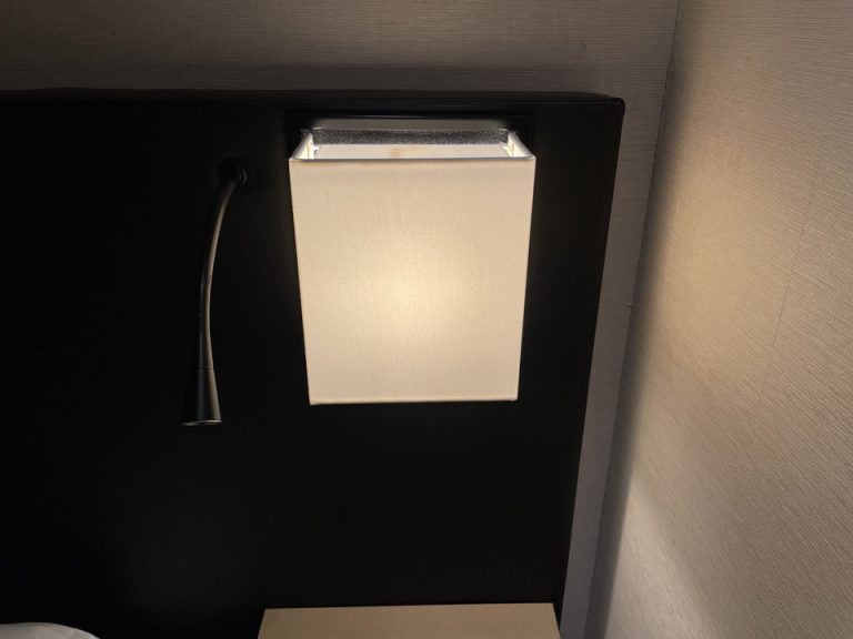 ベッド脇の行灯型照明