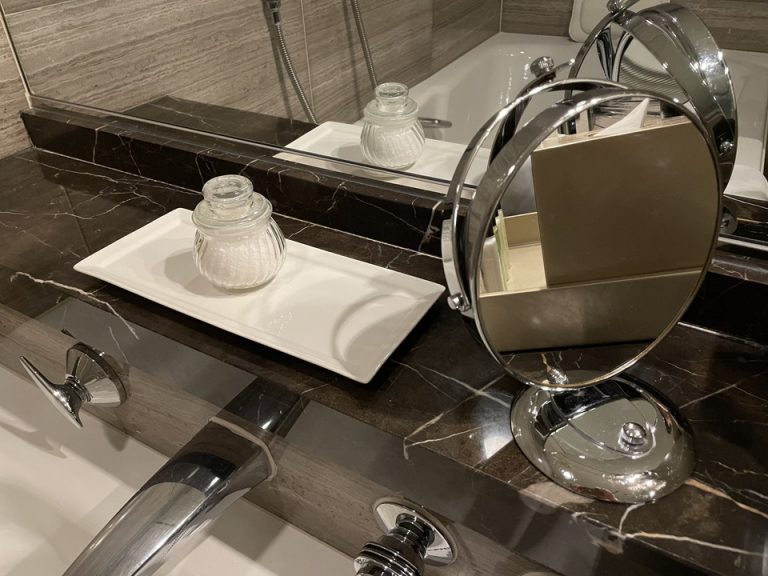 バスルーム内・浴槽脇に置かれたバスソルト