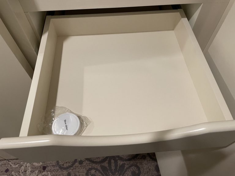 クローゼット内靴箱と靴磨き