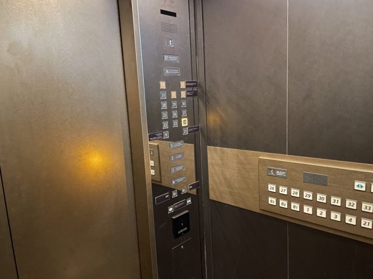 エレベーター内階数ボタン