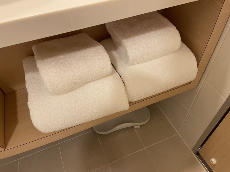 バスルーム内洗面台下にあるバスタオル類