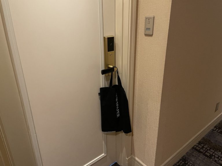 朝に客室ドアに掛けられた新聞袋