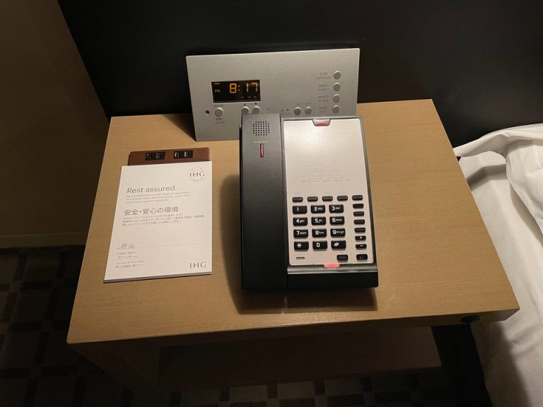 ベッド横の机・電話、時計