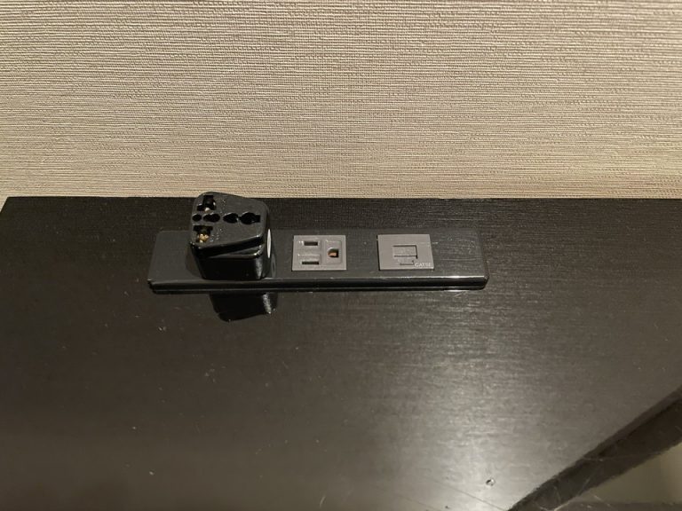 庶務机にある電源コンセント