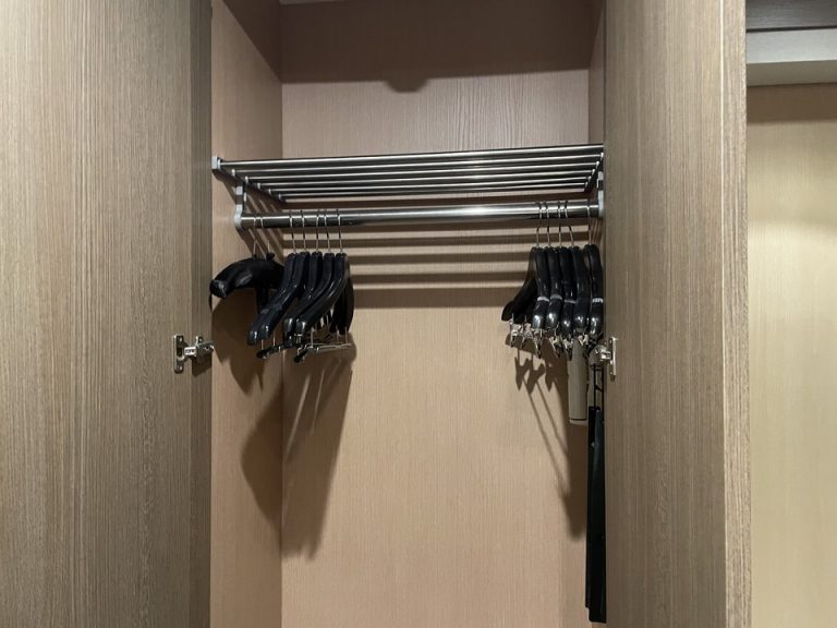 バスルーム側クローゼット上部・ハンガーなど