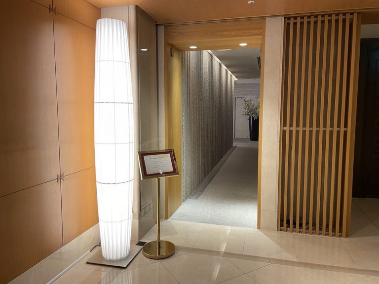 ウェディングサロン付近にあるラウンジ入口