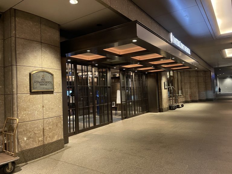 1階正面玄関入口(夜間)