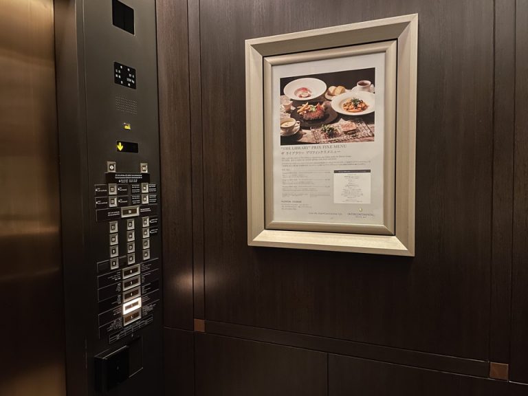 エレベーター内の広告