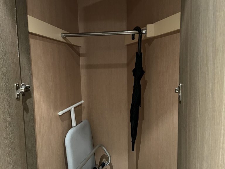 ドア側クローゼット内部上方・傘など