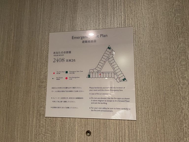 ドアにある避難経路図