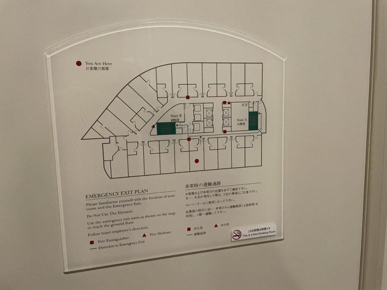 ドアにある避難経路図