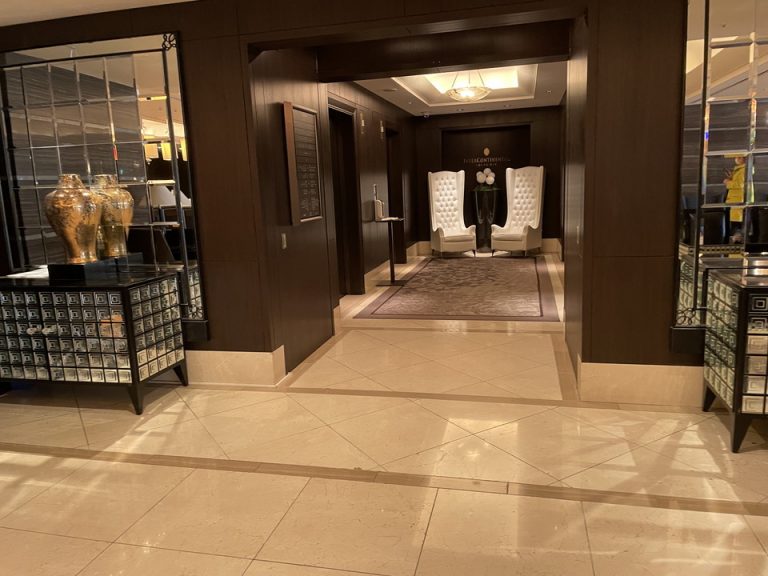 1階フロント横エレベーターホール