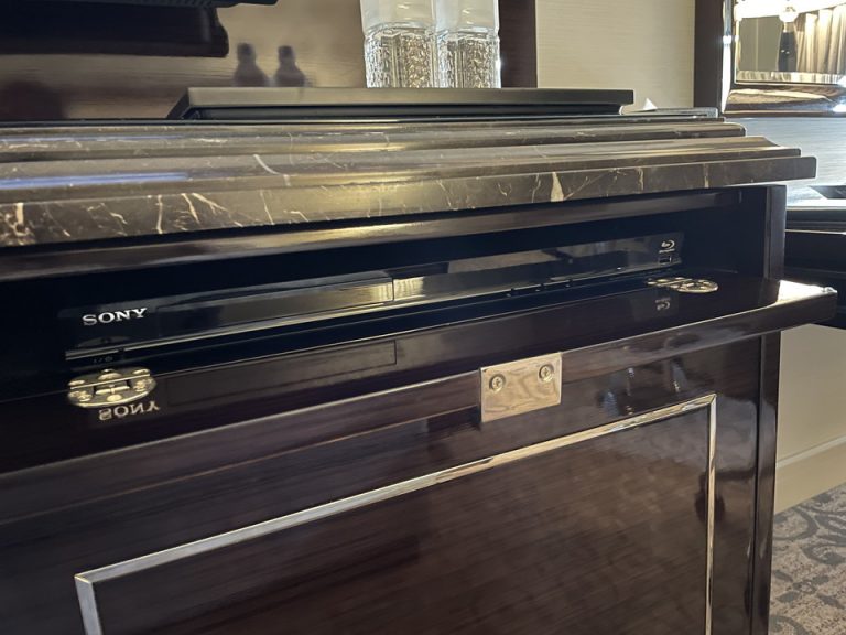 テレビ棚上部・ブルーレイレコーダー