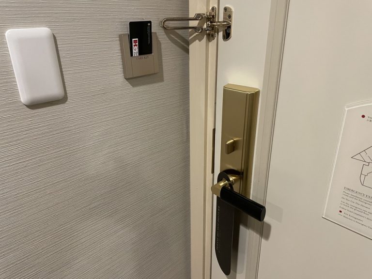 ドアノブと電源用カード差し込み口