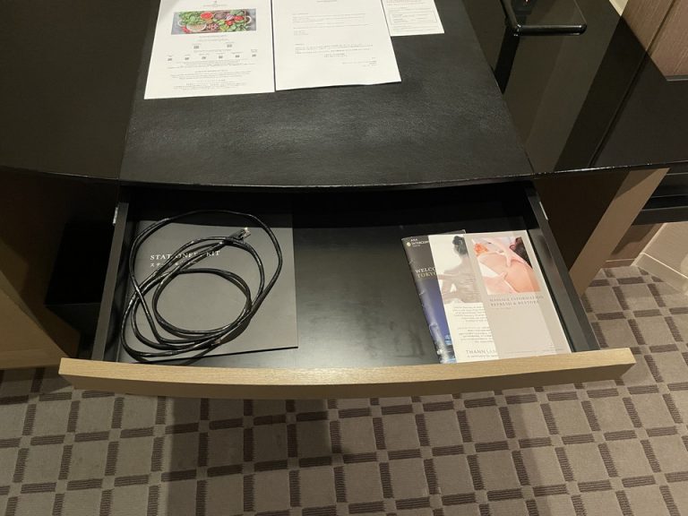 庶務机引き出しの内部・ホテル案内、レターセットやLANケーブルなど