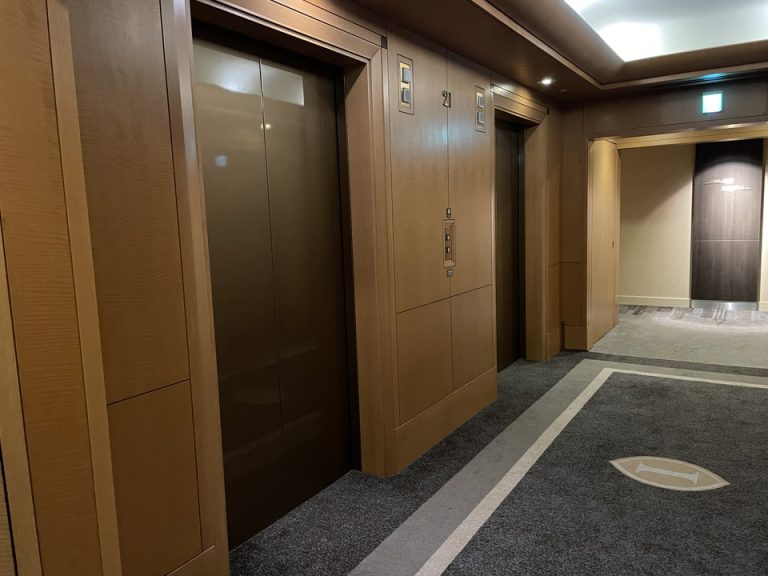 客室フロアエレベーターホール