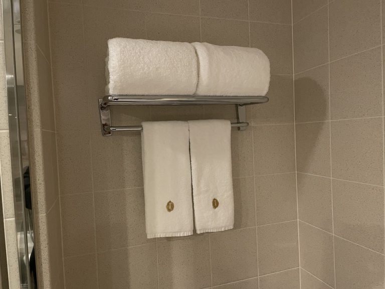 バスルーム内のトイレ部分上にあるバスタオル類