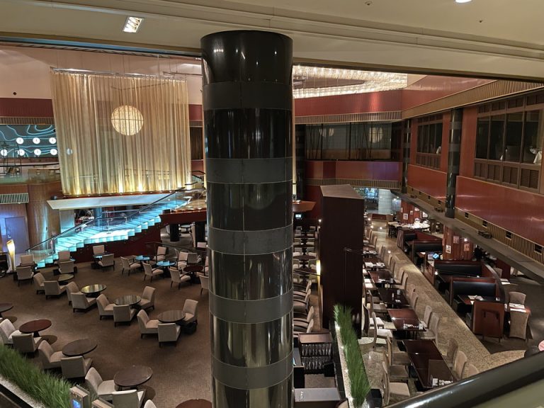 3階吹き抜けから見た2階カスケイドカフェ