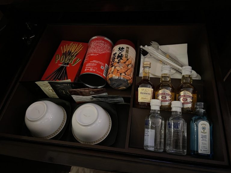 食器類引き出し最上部・お菓子やウイスキーなど