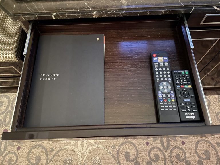 テレビ下の引き出し内・案内冊子とリモコン