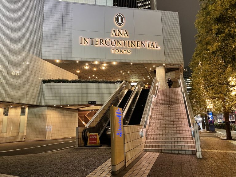 溜池側玄関(夜間)