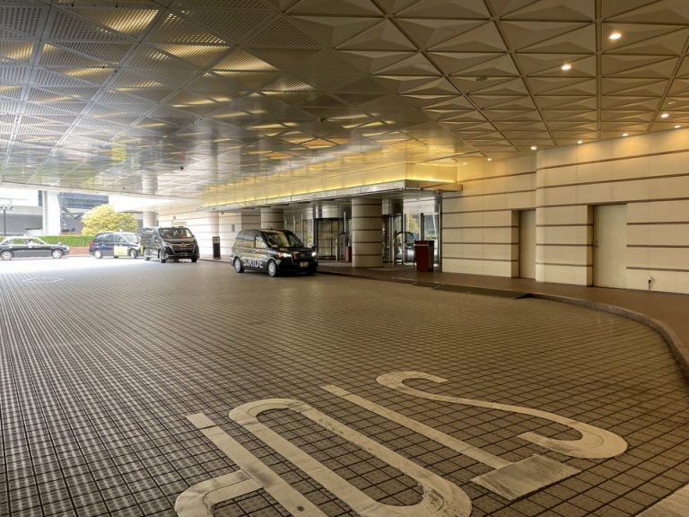 2階六本木通り側玄関前の車寄せ